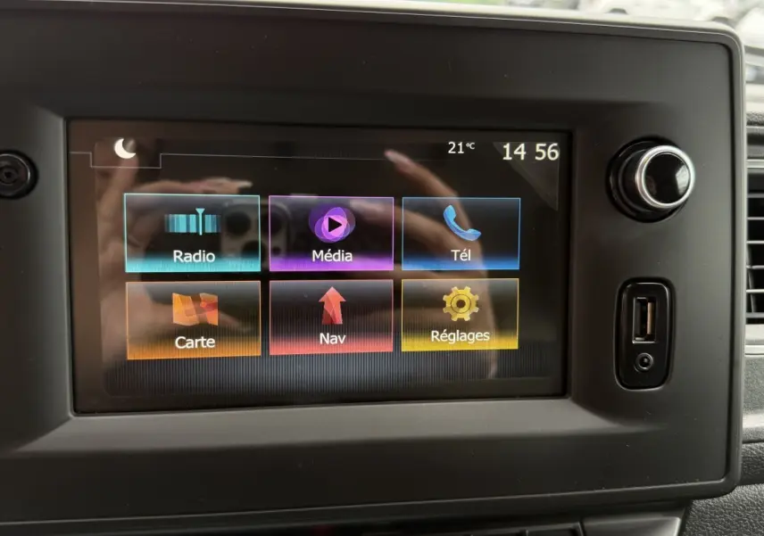 Écran tactile central du tableau de bord du Renault Master 2024 affichant les options radio, média, téléphone, carte, navigation et réglages.