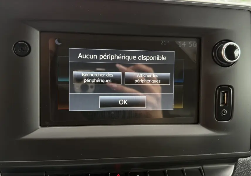 Écran tactile central du tableau de bord du Renault Master 2024 affichant un message "Aucun périphérique disponible".