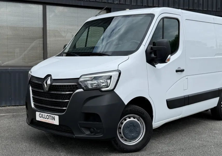 Renault Master blanc vu en 3/4 avant droit, avec calandre noire et jantes acier grises.