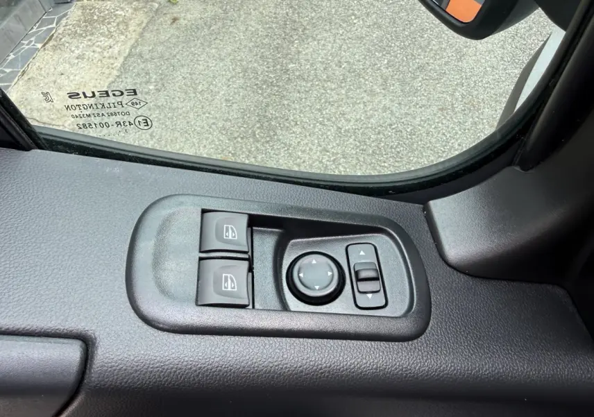 Commande des vitres et réglage des rétroviseurs côté conducteur du Renault Master blanc, vue intérieure côté gauche.