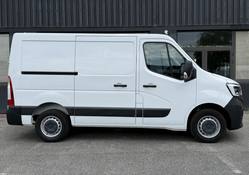 Vue de profil côté droit du fourgon blanc Renault Master FG Tr GCF F3300 L1H1 avec protections noires sur les bas de caisse.
