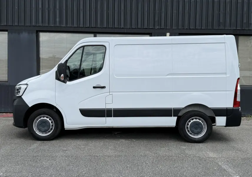 Vue de profil côté gauche d’un utilitaire Renault Master blanc avec porte latérale pleine et jantes acier.