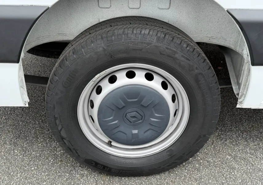 Gros plan sur la roue arrière droite blanche d’un Renault Master 2024 avec jante acier et logo Renault central.