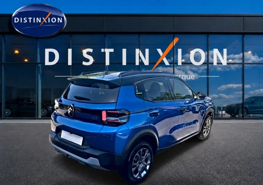 Vue 3/4 arrière droite d'une Citroën C3 bleu 2025 avec jantes alu et vitres arrière surteintées.