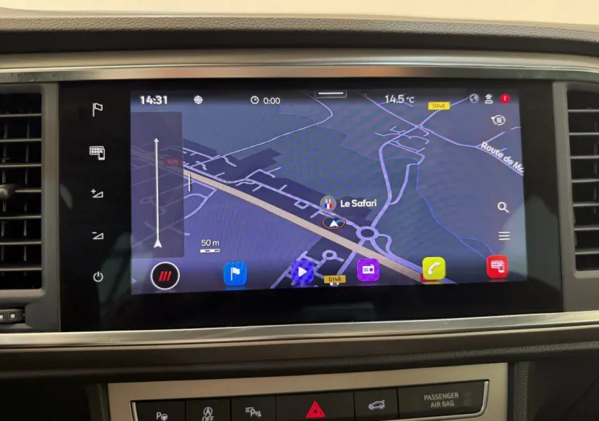 Écran tactile central du tableau de bord du SEAT Ateca gris clair, affichant la navigation GPS en plein jour.