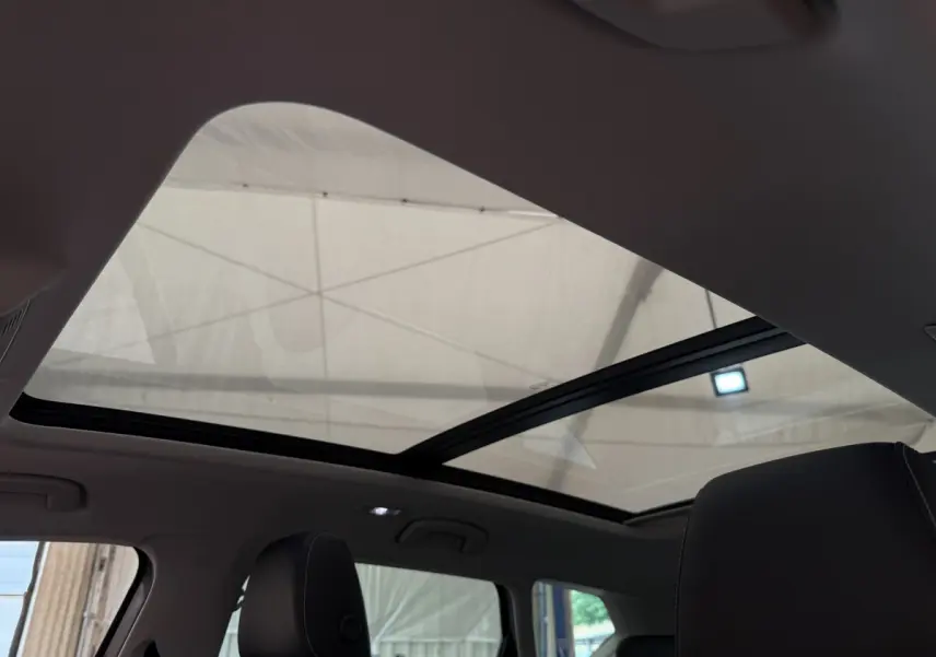 Toit ouvrant panoramique en verre du SEAT Ateca gris clair vu de l'intérieur arrière avec appuis-tête noirs visibles