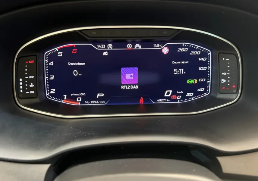 Affichage numérique du tableau de bord du SEAT Ateca gris clair, avec compte-tours, vitesse et radio RTL2 DAB.