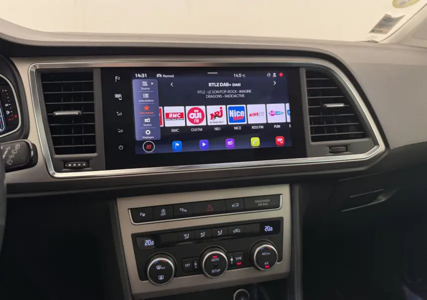 Tableau de bord central du SEAT Ateca 2023 avec écran tactile 9,2 pouces et commandes climatisation digitales.