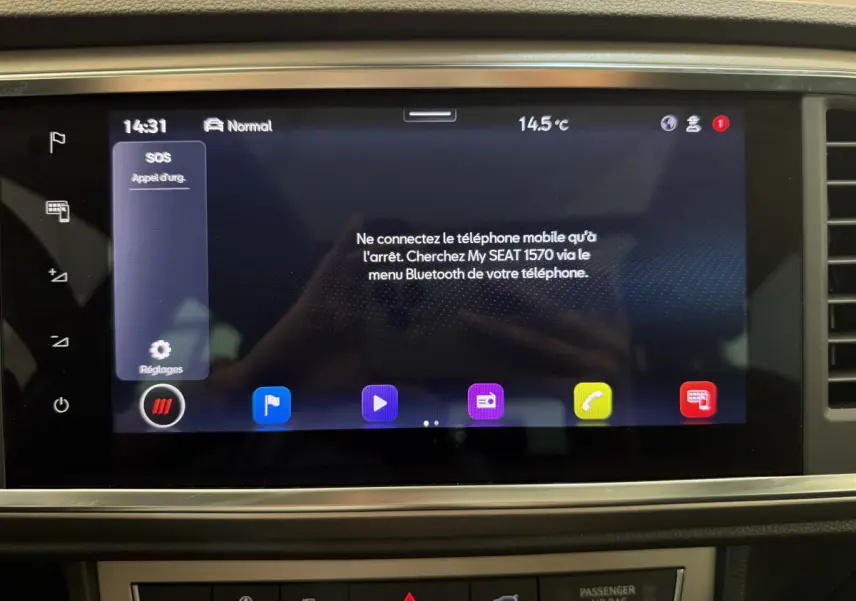 Écran tactile central du tableau de bord du SEAT Ateca 2023 affichant la connexion Bluetooth et l'appel d'urgence.