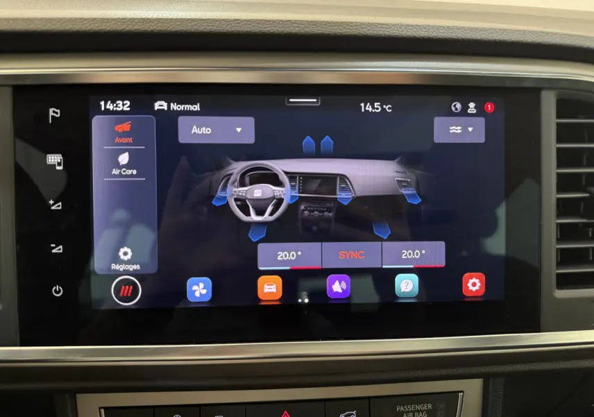 Écran tactile central du tableau de bord du SEAT Ateca gris clair, affichant la climatisation à 20°C en mode synchronisé.