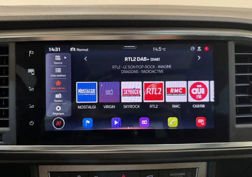 Écran tactile central du tableau de bord du SEAT Ateca gris clair, affichant les stations radio numériques.