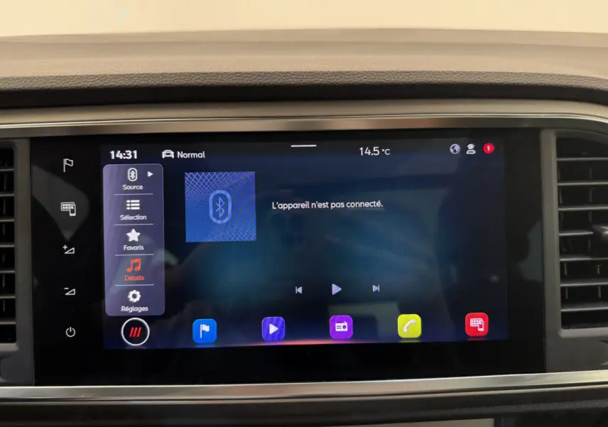 Écran tactile central du tableau de bord du SEAT Ateca gris clair, affichant menu Bluetooth non connecté.