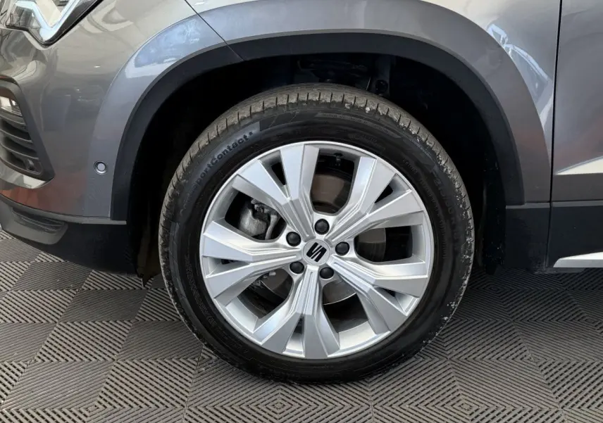 Gros plan sur la roue avant gauche gris clair du SEAT Ateca 2023 avec jante alliage distinctive.