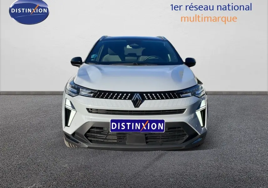 Vue avant d'un Renault Captur gris Rafale métal avec toit noir, mettant en valeur sa calandre et ses feux LED distinctifs.