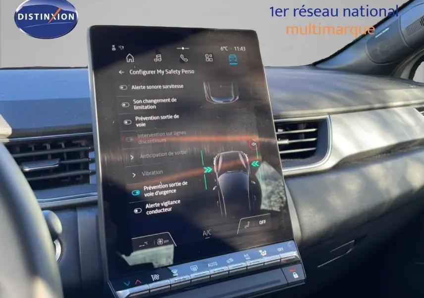 Vue intérieure de la console centrale tactile du Renault Captur 2025 gris rafale métal avec toit noir, affichant les aides à la conduite.