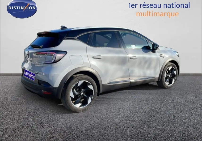 Vue 3/4 arrière droite d'un Renault Captur gris Rafale métal avec toit noir et jantes noires biton.