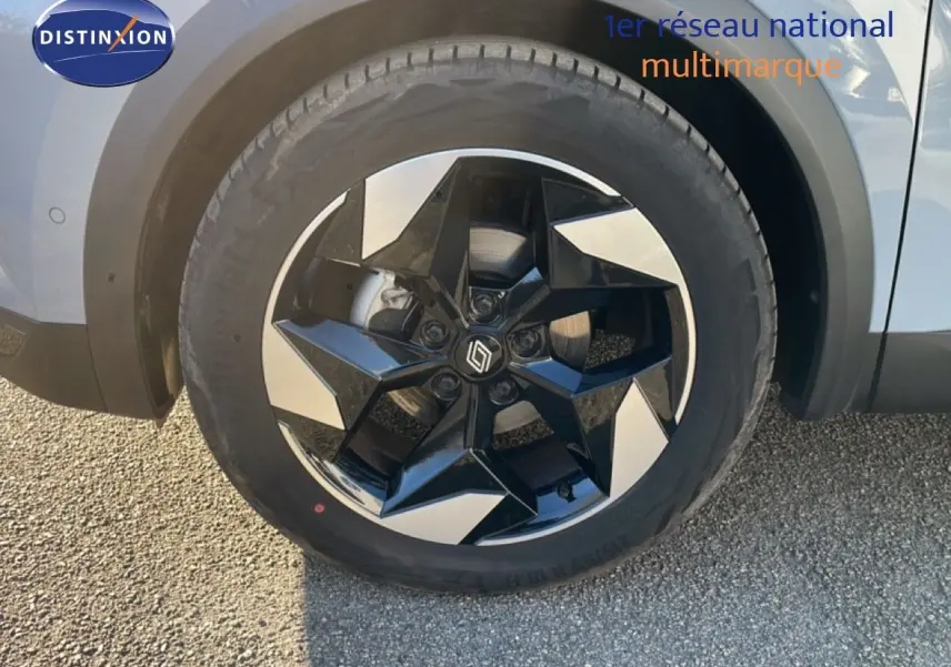 Gros plan sur la roue avant gauche du Renault Captur gris Rafale métal avec jante noire et argentée en étoile.