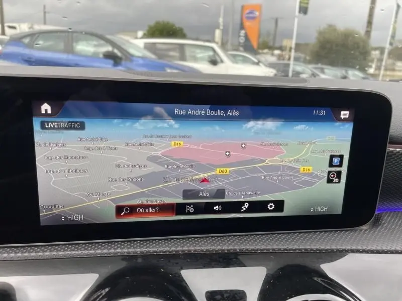 Vue intérieure du système de navigation de la Mercedes Classe A 200 gris foncé métal, affichant une carte en couleur.