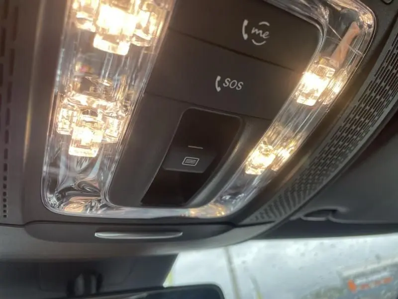 Plafonnier intérieur avec éclairage LED et boutons SOS et assistance dans une Mercedes Classe A 2019.