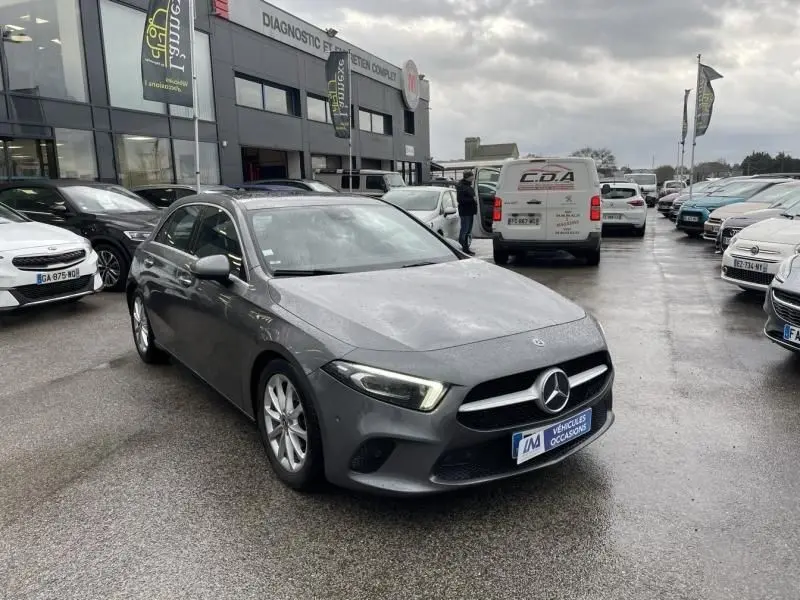 Mercedes Classe A 200 Progressive line gris foncé métal vue 3/4 avant sur parking de voitures d'occasion.