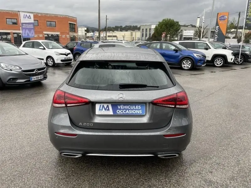 Vue arrière d'une Mercedes Classe A 200 gris foncé métal de 2019, avec feux arrière LED et double sortie d'échappement.