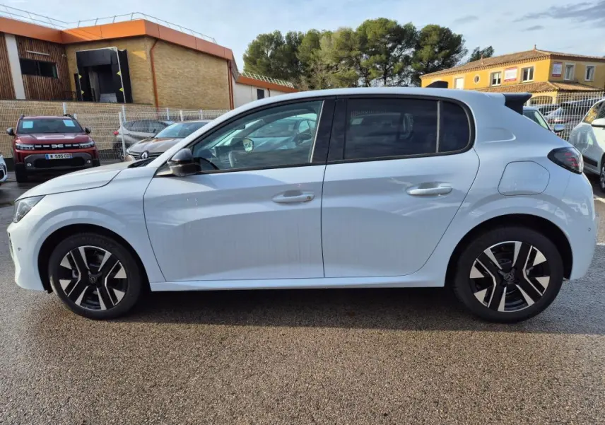Vue de profil côté gauche d'une Peugeot 208 Hybrid 110 blanche avec jantes alliage noires et détails modernes.