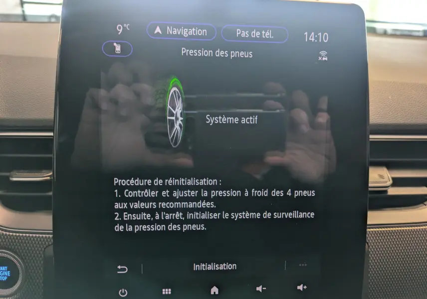Écran tactile central affichant le contrôle de la pression des pneus dans un Renault Arkana noir métal, vue intérieure frontale.