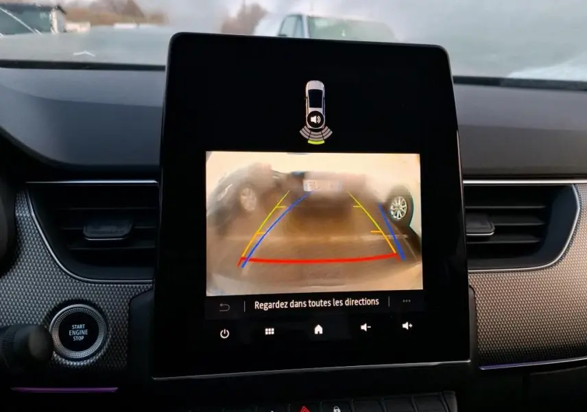 Affichage de la caméra de recul sur l'écran central du Renault Arkana noir métal, vue intérieure du tableau de bord.