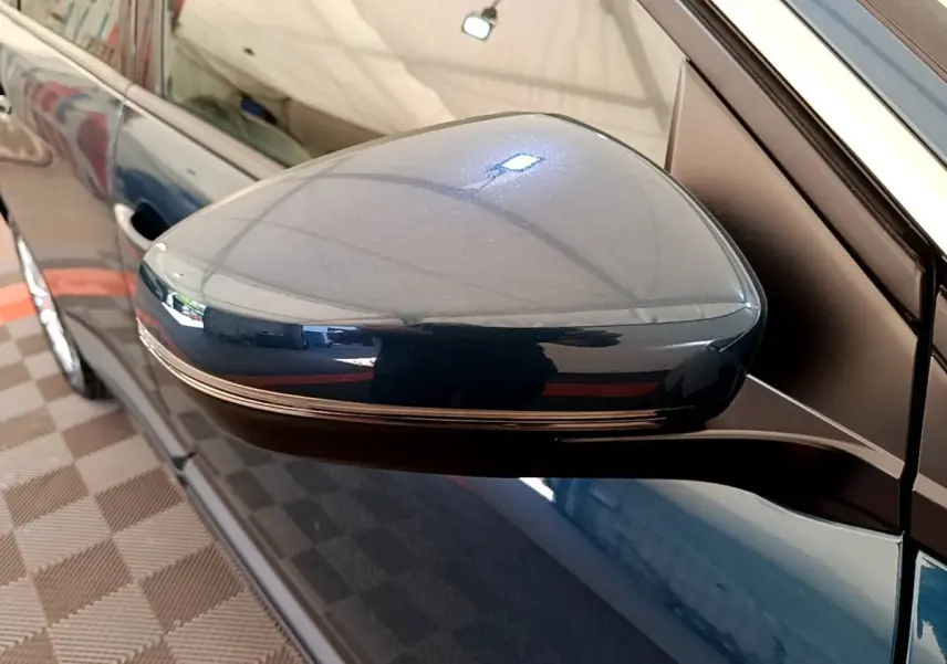 Rétroviseur droit bleu métallisé du Peugeot 5008 2021, avec clignotant intégré et surface brillante.