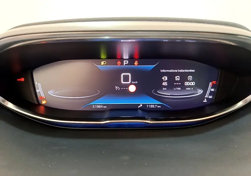 Tableau de bord numérique du Peugeot 5008 bleu, affichage multifonctions avec vitesse et informations instantanées.