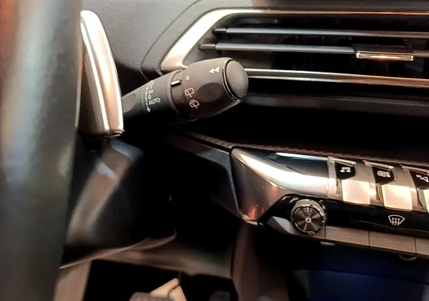 Détail intérieur du volant cuir et commandes de la Peugeot 5008 Active Pack 2021, avec tableau de bord noir et argent.