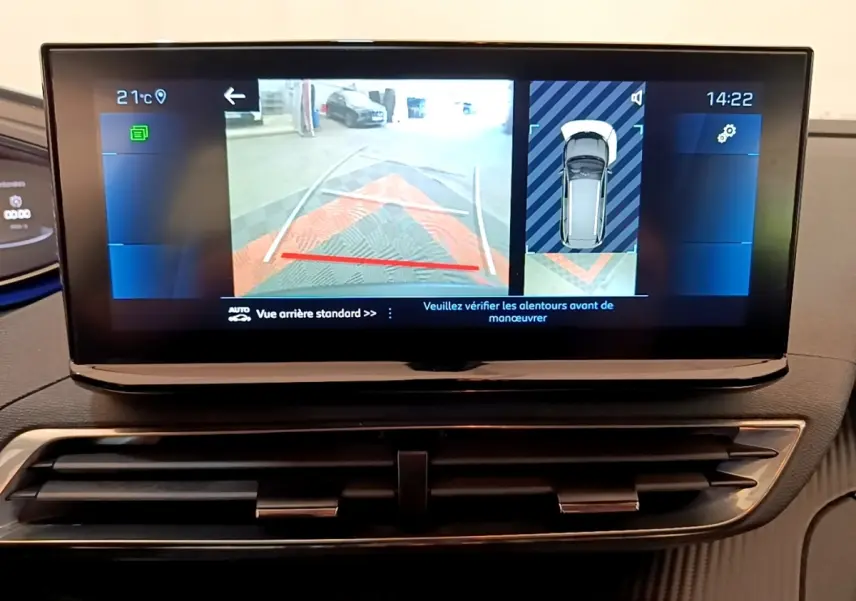 Écran tactile intérieur du Peugeot 5008 bleu montrant la caméra de recul et l’aide au stationnement arrière.
