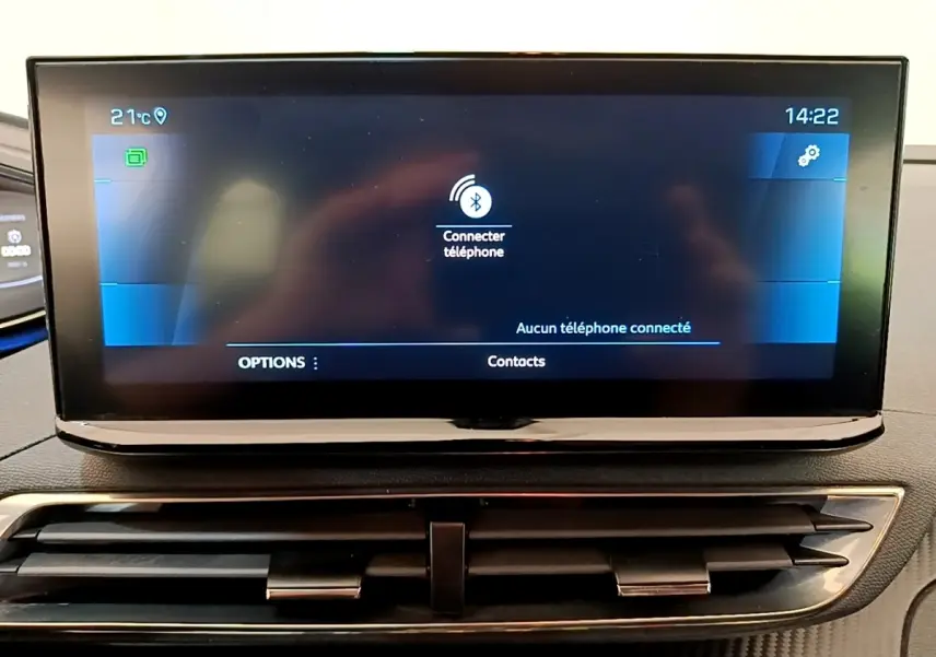 Écran tactile central du tableau de bord du Peugeot 5008 bleu, affichant la connexion Bluetooth téléphone.