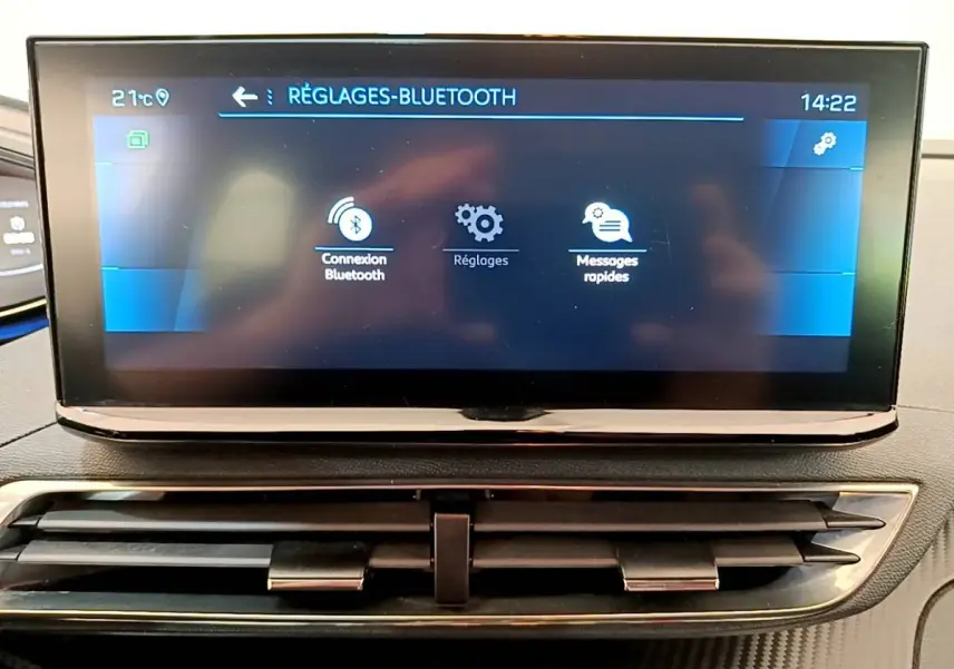 Écran tactile central affichant les réglages Bluetooth dans l’habitacle du Peugeot 5008 bleu, version Active Pack.