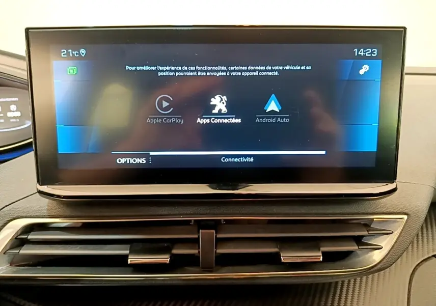 Écran tactile central du tableau de bord du Peugeot 5008 bleu, affichant Apple CarPlay et Android Auto.