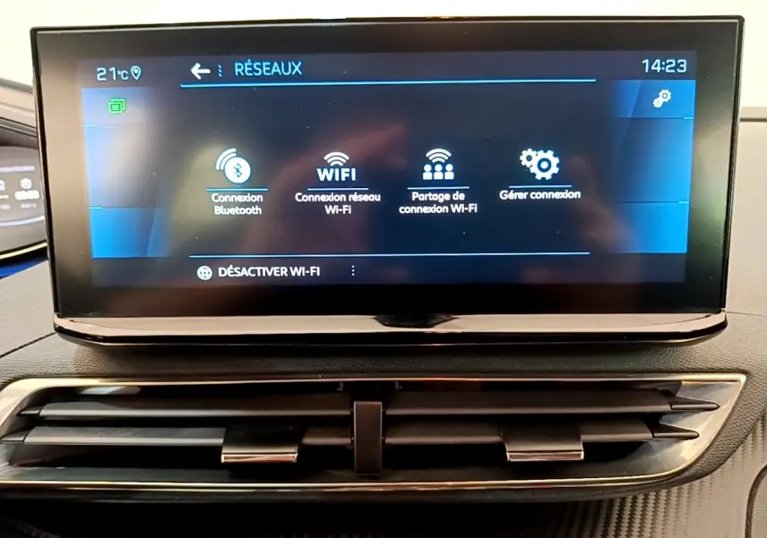 Écran tactile central affichant les options réseau Wi-Fi et Bluetooth dans l’habitacle d’un Peugeot 5008 bleu.
