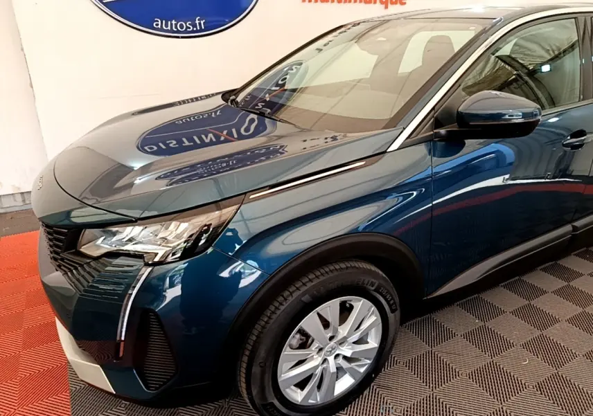 Peugeot 5008 bleu en 3/4 avant droit, mettant en valeur ses phares LED et ses jantes alliage argentées.