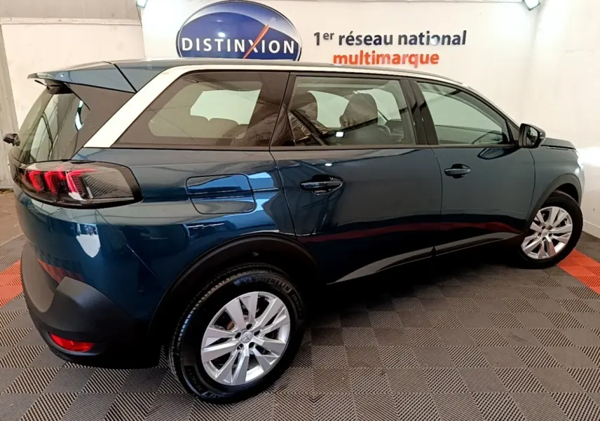 Vue côté droit arrière d’un Peugeot 5008 bleu 2021 avec feux LED et jantes alliage visibles.