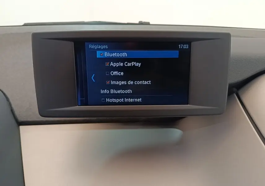 Écran central du tableau de bord de la BMW i3 120 Ah Atelier 2020 affichant les réglages Bluetooth.