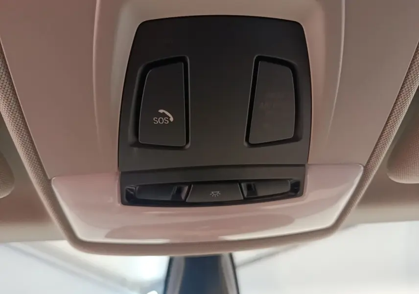 Vue en gros plan du plafonnier intérieur noir de la BMW i3 120 Ah Atelier avec bouton SOS visible.