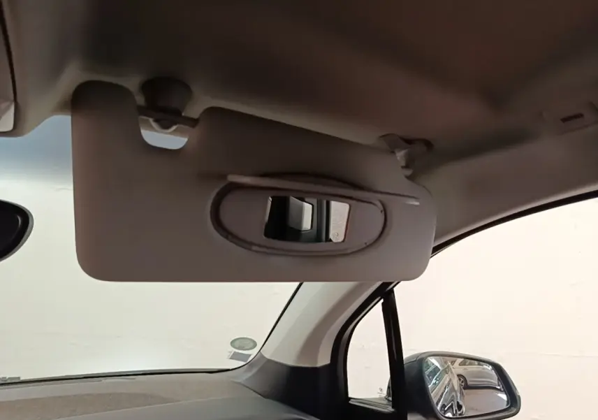 Détail du pare-soleil côté conducteur avec miroir intégré dans l’habitacle clair d’une BMW i3 noire de 2020.