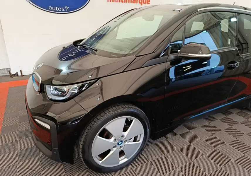 BMW i3 120 Ah noir vue 3/4 avant droit, mettant en valeur ses phares LED et jantes spécifiques.