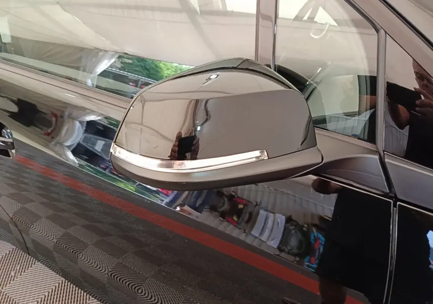 Gros plan sur le rétroviseur côté droit noir brillant de la BMW i3 120 Ah Atelier électrique de 2020.
