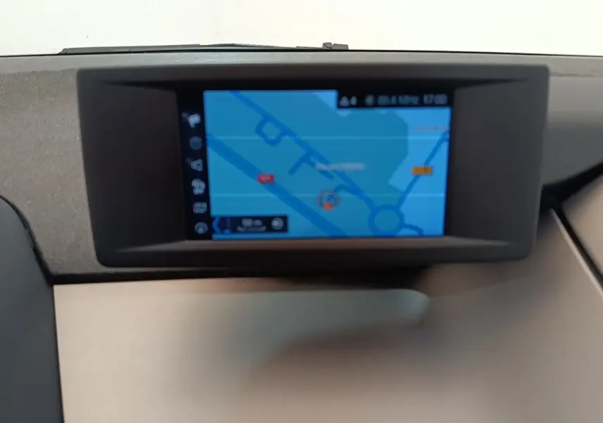 Écran de navigation 6,5 pouces sur tableau de bord intérieur de BMW i3 noir, version 120 Ah Atelier 2020.