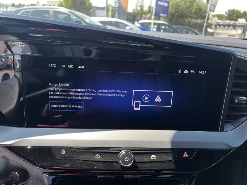 Vue rapprochée de l'écran tactile intérieur de l'Opel Mokka Electric 156 GS 2025, affichant l'interface Mirror Screen.