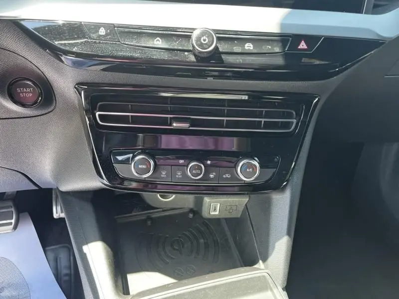 Vue rapprochée de la console centrale noire de l’Opel Mokka Electric 156 GS 2025 avec commandes climatisation et bouton start/stop.