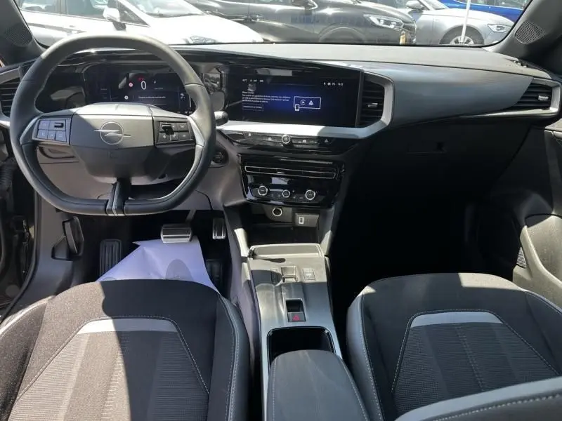 Vue intérieure de face de l’Opel Mokka Electric 156 GS 2025 noire, avec tableau de bord numérique et écran tactile central.