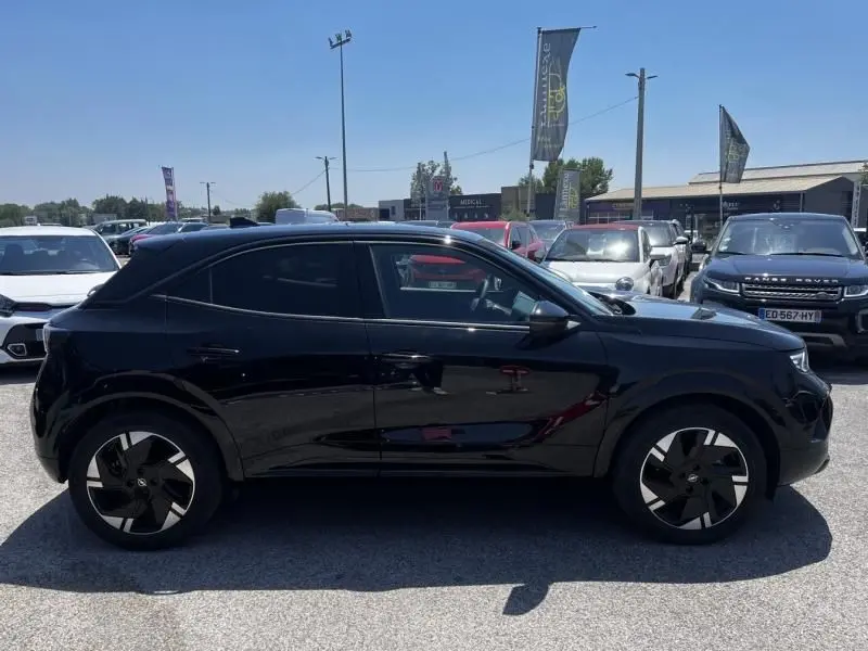 Vue de profil côté gauche d’un Opel Mokka Electric 156 GS noir 2025, avec jantes au design moderne et vitres teintées.
