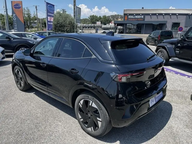 Opel Mokka Electric 156 GS noir vue 3/4 arrière droit, avec jantes modernes et vitres teintées.