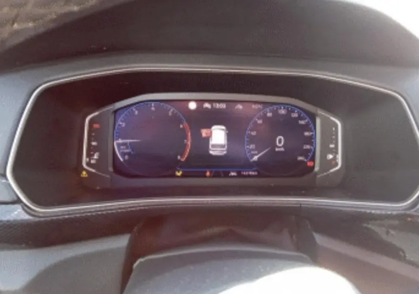 Vue rapprochée du combiné d'instruments digital du Volkswagen T-Cross 2025 affichant la vitesse à 0 km/h.